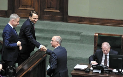 „Grupa trzymająca władzę” ćwierć wieku temu powraca dziś nie po cichu, dyskretnie, ale w blasku fleszy.