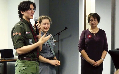 Osoby, które chciałyby dołączyć do dobroczyńców dwunastu drużyn beskidzkiego ZHR, wesprzeć je finansowo, wpłacić 1,5 proc. podatku, informacje znajdą na: bbzhr.pl. Na zdjęciu: reprezentanci hufców harcerek i harcerzy z Ewą Gliwicką z Kręgu Dobroczynności.