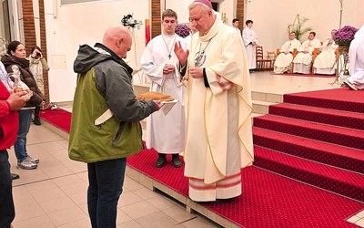 W darach potrzebujący zanieśli do ołtarza kromki zwykłego chleba.