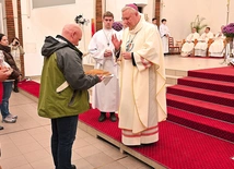 W darach potrzebujący zanieśli do ołtarza kromki zwykłego chleba.
