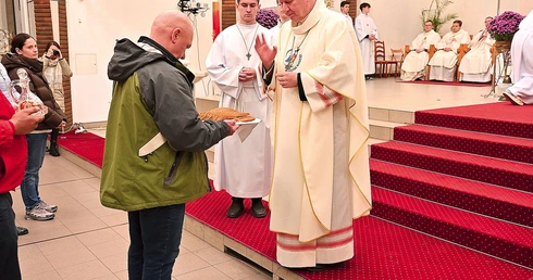 W darach potrzebujący zanieśli do ołtarza kromki zwykłego chleba.