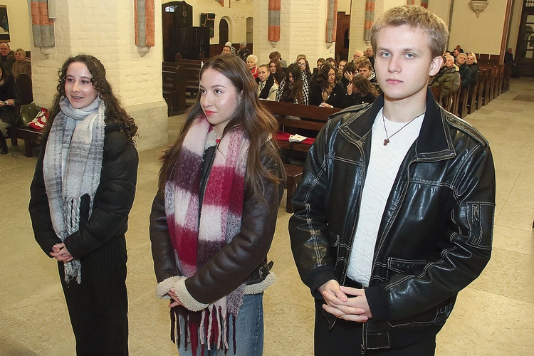 Troje młodych słupszczan złożyło przyrzeczenie na ręce bp. Edwarda Dajczaka.