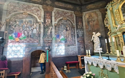Prace zrealizowano dzięki dofinansowaniu z Rządowego Programu Odbudowy Zabytków „Polski Ład”, Urzędu Miasta i ofiar parafian. Na zdjęciu: sceny legendy o patronce z Mikuszowic namalowane po lewej stronie ołtarza.