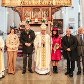 Od lewej:  ks. prał. Ireneusz Bradtke, Joanna i Rafał Kubisiowie, abp Tadeusz Wojda, Iwona Niedbalska, Antoni Szymański i Mieczysław Falkowski.