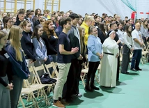 Młodzież z uwagą słuchała konferencji s. Łucji Rado.