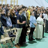 Młodzież z uwagą słuchała konferencji s. Łucji Rado.