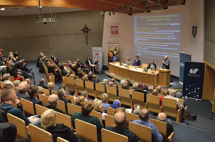 W wydarzeniu wzięli licznie udział przedstawiciele służby zdrowia, duszpasterze, kapelani szpitali, siostry zakonne, studenci teologii, medycyny, pielęgniarstwa, nauk o rodzinie, psychologii oraz osoby związane z Apostolstwem Chorych i wielu zainteresowanych omawianą tematyką.