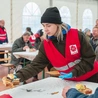 Dzięki wolontariuszom katolicka organizacja dociera do wielu potrzebujących.
