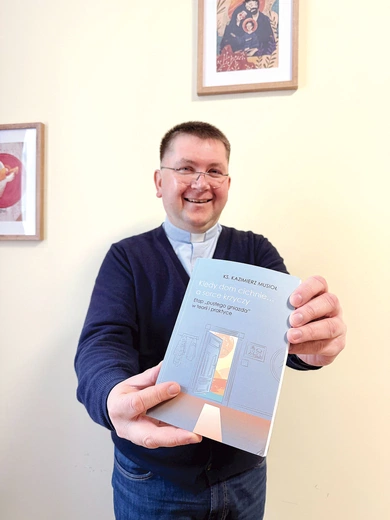 Ks. Kazimierz Musioł przygotował książkę – poradnik ułatwiający adaptację do zmian w rodzicielstwie.Spotkanie autorskie wokół książki „Kiedy dom cichnie… a serce krzyczy. Etap »pustego gniazda« w teorii i praktyce” odbędzie się 11 grudnia o 18.00 na Wydziale Teologicznym UŚ w sali 303/3. W planie rozmowa z ks. Kazimierzem Musiołem oraz podpisywanie książek. 