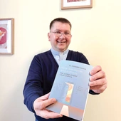 Ks. Kazimierz Musioł przygotował książkę – poradnik ułatwiający adaptację do zmian w rodzicielstwie.Spotkanie autorskie wokół książki „Kiedy dom cichnie… a serce krzyczy. Etap »pustego gniazda« w teorii i praktyce” odbędzie się 11 grudnia o 18.00 na Wydziale Teologicznym UŚ w sali 303/3. W planie rozmowa z ks. Kazimierzem Musiołem oraz podpisywanie książek. 