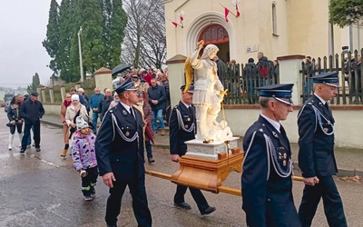 Pożegnanie statuy.