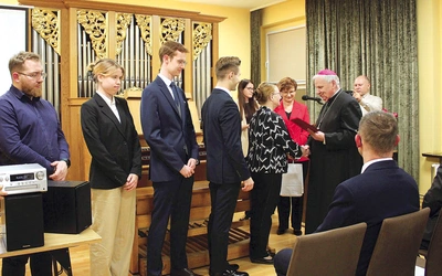 Bp Jan Kopiec gratulował osobom kończącym SMK.