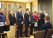 Bp Jan Kopiec gratulował osobom kończącym SMK.