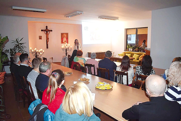 W parafialnej sali udało się stworzyć prawdziwą wspólnotę słuchania. 