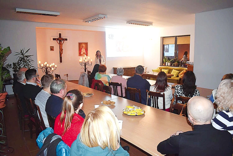 W parafialnej sali udało się stworzyć prawdziwą wspólnotę słuchania. 