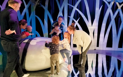  W repertuarze są min. widowiska dla maluszków, składające się z części do oglądania i części interaktywnej.