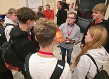  Dla młodzieży przebywanie  z kolegami, dla których  Bóg też jest ważny,  to duże umocnienie.