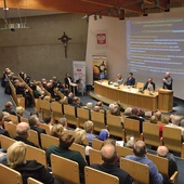 W wydarzeniu wzięli licznie udział przedstawiciele służby zdrowia, duszpasterze, kapelani szpitali, siostry zakonne, studenci teologii, medycyny, pielęgniarstwa, nauk o rodzinie, psychologii oraz osoby związane z Apostolstwem Chorych i wielu zainteresowanych omawianą tematyką.