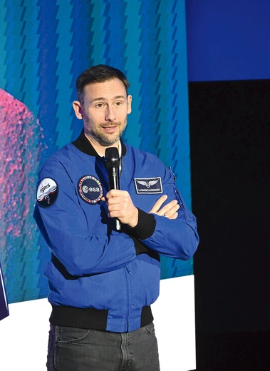 Dr Sławosz Uznański- -Wiśniewski, drugi Polak w przestrzeni kosmicznej. Uczestnik misji Ax-4, spędził na Międzynarodowej Stacji Kosmicznej 17 dni, prowadząc 13 eksperymentów polskich instytutów i Europejskiej Agencji Kosmicznej (ESA). 