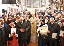 Bp Andrzej Jeż i wyróżnieni w tym roku diecezjanie. 