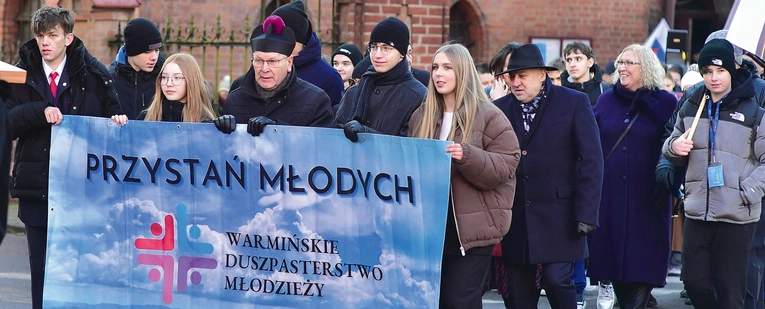 Po Eucharystii młodzi wraz  z duszpasterzami przeszli ulicami Ornety.