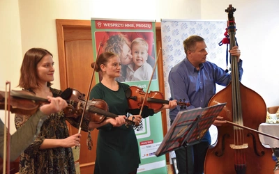 Muzyka ludowa nie tylko bawi i uczy, ale też może pomagać.