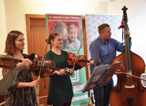 Muzyka ludowa nie tylko bawi i uczy, ale też może pomagać.