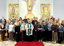 Wspólne zdjęcie wolontariuszy w kaplicy WSD w Radomiu.