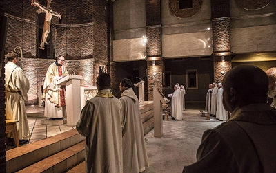 Monastyczne Wspólnoty Jerozolimskie żyją charyzmatem życia braterskiego, modlitwy i pracy w sercu miast. Przez blisko dwie doby będą trwać z warszawiakami na modlitwie w intencji wszystkich ojców, matek i dzieci.