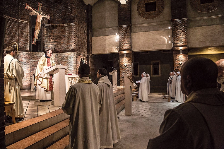 Monastyczne Wspólnoty Jerozolimskie żyją charyzmatem życia braterskiego, modlitwy i pracy w sercu miast. Przez blisko dwie doby będą trwać z warszawiakami na modlitwie w intencji wszystkich ojców, matek i dzieci.