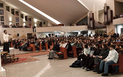 Młodzież spotkała się w kościele pw. Ducha Świętego. 