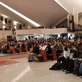 Młodzież spotkała się w kościele pw. Ducha Świętego. 