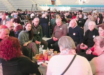Z uczestnikami przy wielu stolikach usiadł bp Leszek Leszkiewicz. W homilii uświadamiał, abyśmy w tych wszystkich aktywnościach, jakie podejmujemy w naszych parafiach, nie zgubili celu, jakim jest nasze i innych zbawienie. Zachęcał, by treści usłyszane na forum znalazły przełożenie w parafiach. Przekonywał duszpasterzy i świeckich, że przyszłość wspólnot jest w jakiejś mierze w ich rękach.