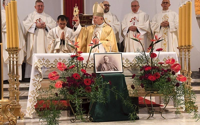 Metropolita lwowski przypomniał maksymę świętego arcybiskupa: „Nie pozwólmy, by nienawiść miała ostatnie słowo”.