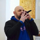 Łukasz „Wieczny” Wieczorek ewangelizuje za pomocą muzyki. 