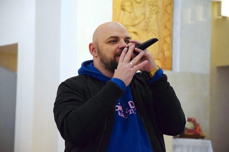 Łukasz „Wieczny” Wieczorek ewangelizuje za pomocą muzyki. 