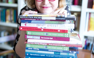 Anna Czerwińska-Rydel to autorka biograficznych opowieści dla dzieci i młodzieży, poświęconych m.in. Irenie Sendler, Marii Skłodowskiej- -Curie, Stefanowi Banachowi i rodzinie Wedlów. W 2024 r. Muzeum Historii Polski wydało jej książkę „Lekarska na zło. O dzieciach z getta w domu Jadwigi Piotrowskiej”. Z wykształcenia jest muzykiem i pedagogiem. Mieszka w Gdańsku.