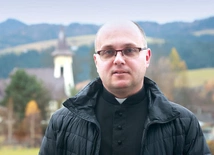 Ks. Wojciech Knutelski po święceniach pracował 5 lat w Polsce, następnie wyjechał do Norwegii, a po powrocie do Polski i kilku kolejnych latach, podjął pracę duszpasterską na północy Szwecji, gdzie w Umeå jest proboszczem.