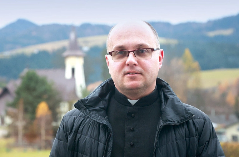 Ks. Wojciech Knutelski po święceniach pracował 5 lat w Polsce, następnie wyjechał do Norwegii, a po powrocie do Polski i kilku kolejnych latach, podjął pracę duszpasterską na północy Szwecji, gdzie w Umeå jest proboszczem.