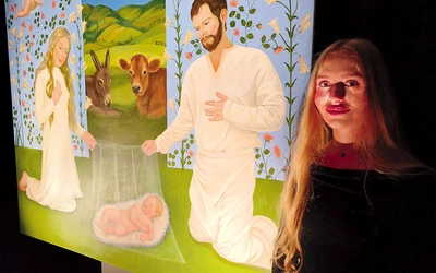 Karolina Żądło dąży do zachowania spójności między własnym językiem malarskim a wymogami sztuki sakralnej, wprowadzając m.in. do obrazu charakterystyczne dla siebie motywy woali i ornamentów. 