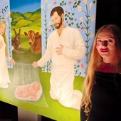 Karolina Żądło dąży do zachowania spójności między własnym językiem malarskim a wymogami sztuki sakralnej, wprowadzając m.in. do obrazu charakterystyczne dla siebie motywy woali i ornamentów. 