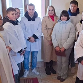 Ksiądz Stanisław Piekielnik oraz alumni z wiernymi parafii Błogie Szlacheckie.