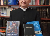 Ks. prof. Rajmund Pietkiewicz z księgami świętującymi swoje jubileusze.