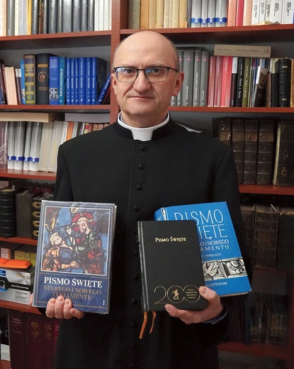 Ks. prof. Rajmund Pietkiewicz z księgami świętującymi swoje jubileusze.