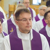 Ks. R. Zaborski jest psychologiem i psychoterapeutą. 