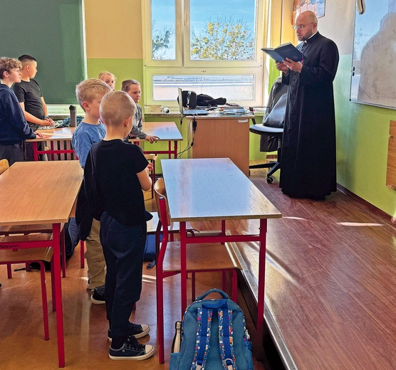 Ks. Mariusz Szypa wraz z dziećmi – członkami koła różańcowego w czernickiej szkole.