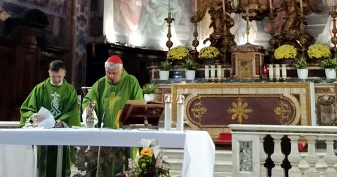 Pielgrzymi z Domu Nadziei w Rzymie. Msza św. z kard. Krajewskim i gościna w jego domu