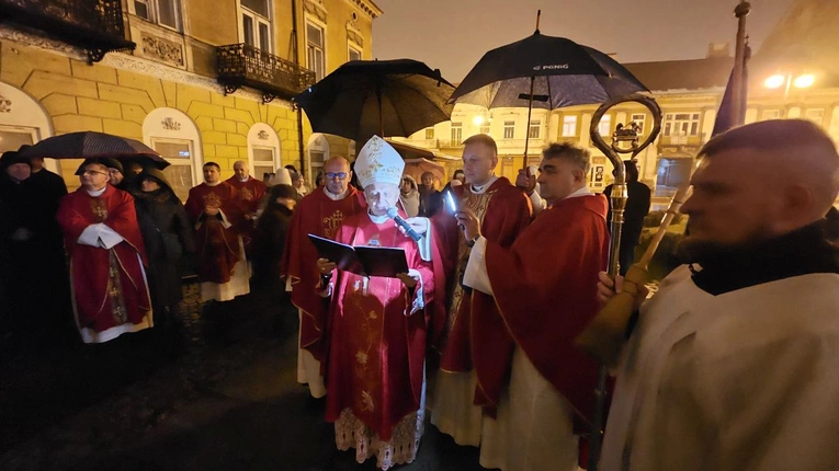 Poświęcenie figury Chrystusa upadającego pod krzyżem u radomskich bernardynów