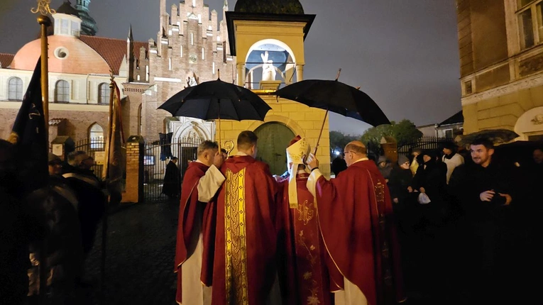 Poświęcenie figury Chrystusa upadającego pod krzyżem u radomskich bernardynów