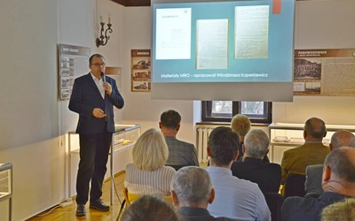 Wykład Adama Grabowskiego, dyrektora Muzeum Regionalnego, poświęcony był Stacji Opoczno.